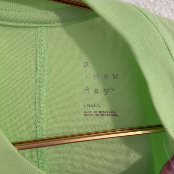 NWT- A New Day- women’s green basic Tee- Size small - Picture 5 of 7